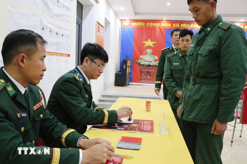 Các cử tri được đóng dấu hoàn thành việc bỏ phiếu. (Ảnh: Nguyễn Oanh/TTXVN)