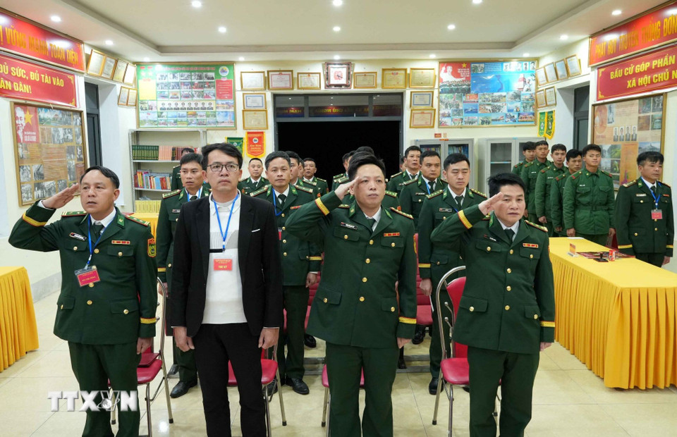 Lễ chào cờ tại tổ bầu cử 19 Đồn biên phòng Dào San, tỉnh Lai Châu. (Ảnh: Nguyễn Oanh/TTXVN)