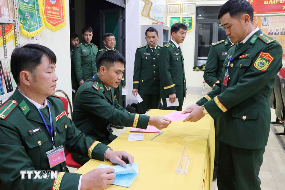 Các cử tri Đồn Biên phòng Dào San nhận phiếu bầu cử. (Ảnh: Nguyễn Oanh/TTXVN)