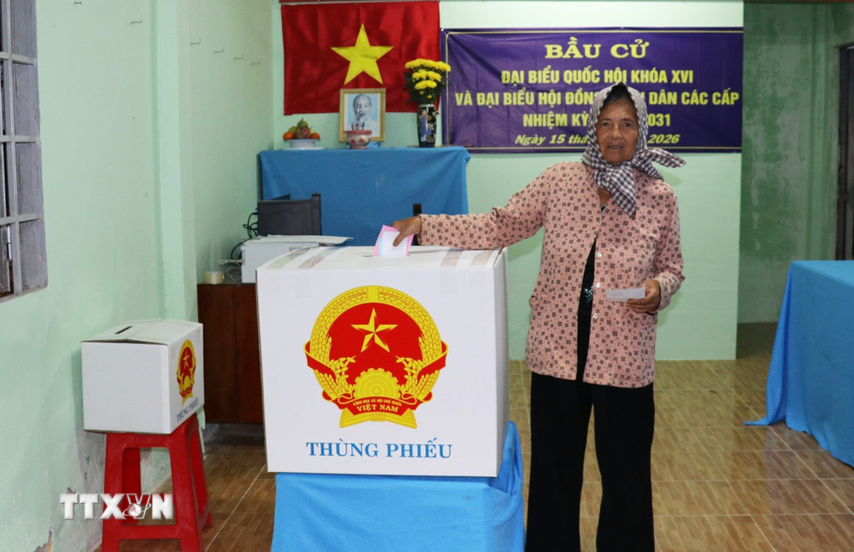 Người dân đi bỏ phiếu sớm tại xã Tân Phú Đông, tỉnh Đồng Tháp. (Ảnh: Hữu Chí/TTXVN)