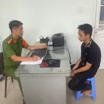 Đối tượng Nguyễn Thái Sang tại cơ quan Công an sau khi bị bắt giữ vì hành vi cướp giật túi xách của phụ nữ lớn tuổi khuyết tật. (Ảnh: PV/Vietnam+)
