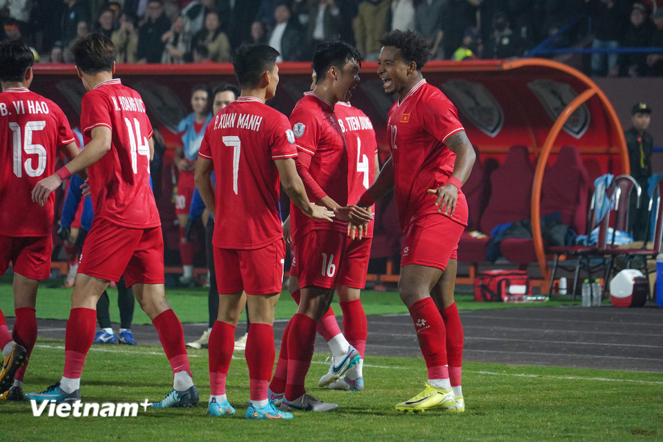 "Tươi hết cỡ" chia vui cùng các đồng đội sau pha lập công đầu tiên. (Ảnh: Việt Anh/Vietnam+)