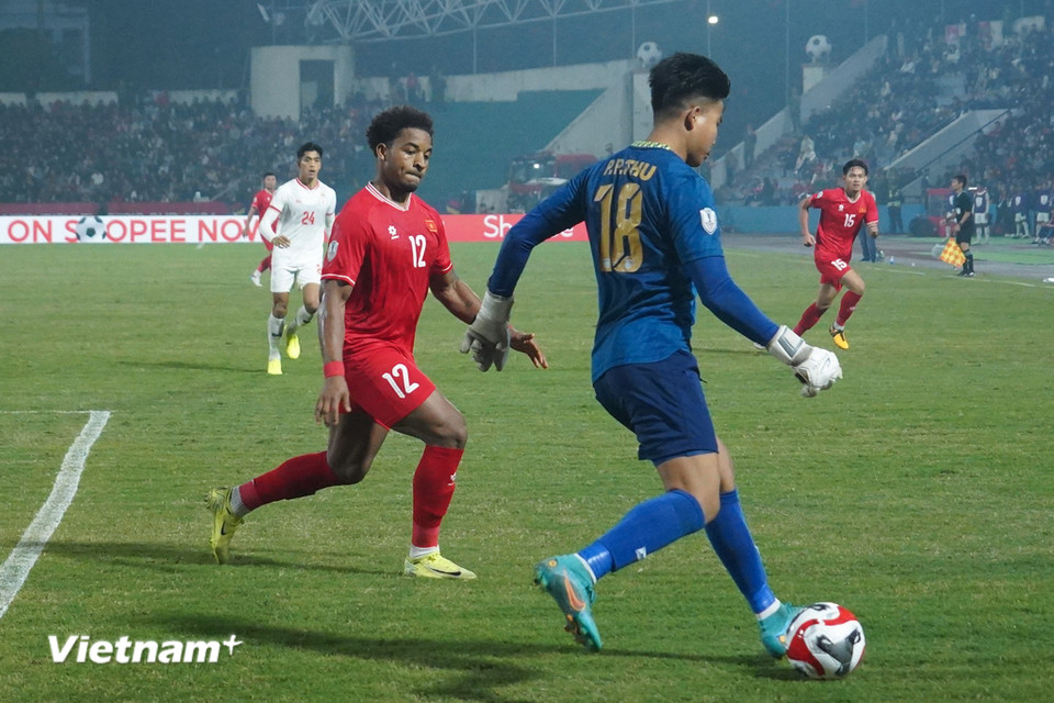 Tích cực pressing ngay trên phần sân đối phương. (Ảnh: Việt Anh/Vietnam+)
