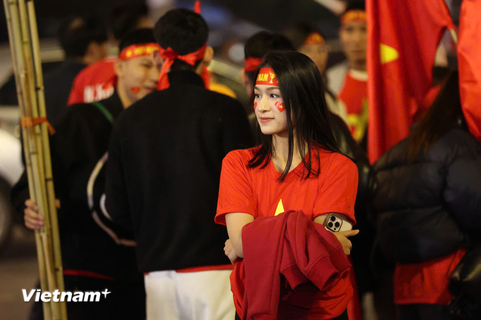 Không khí lạnh cũng "chào thua" trước sự cuồng nhiệt của các cổ động viên tại sân Việt Trì. (Ảnh: Hoài Nam/Vietnam+)