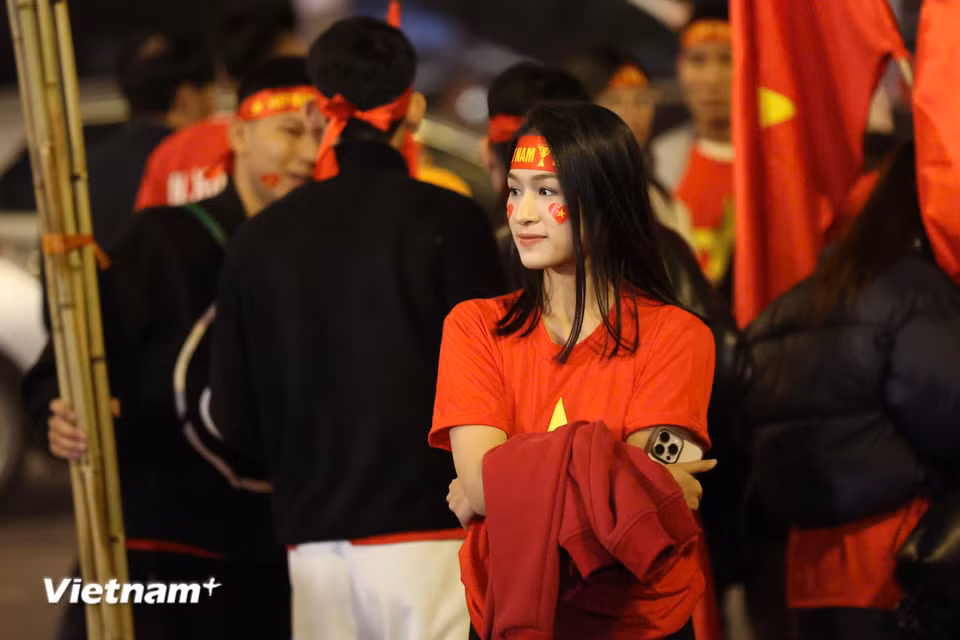 Không khí lạnh cũng "chào thua" trước sự cuồng nhiệt của các cổ động viên tại sân Việt Trì. (Ảnh: Hoài Nam/Vietnam+)