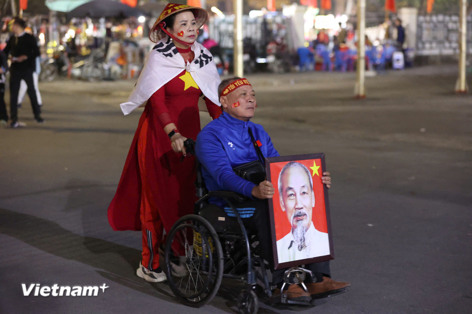 Cổ động viên Đinh Anh Tuấn (áo xanh) đến sân từ sớm để cổ vũ cho Đội tuyển Việt Nam. (Ảnh: Hoài Nam/Vietnam+)