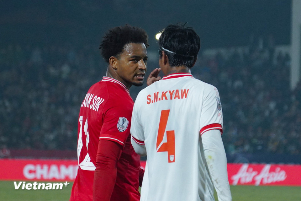 "Khẩu chiến" với hậu vệ đối phương. (Ảnh: Việt Anh/Vietnam+)