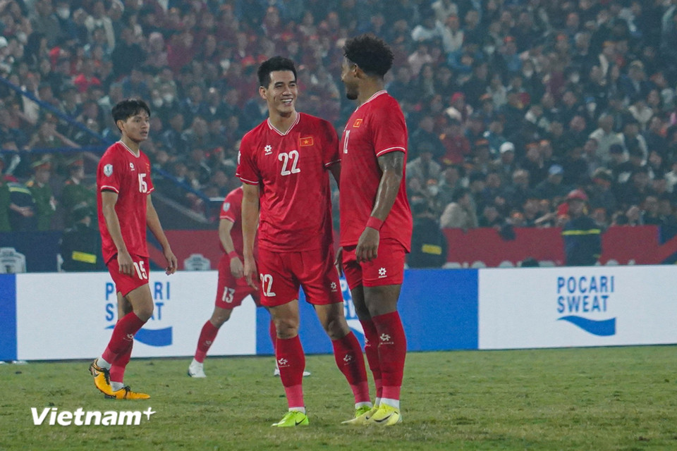 Thoải mái "tám chuyện" cùng đồng đội Tiến Linh. (Ảnh: Việt Anh/Vietnam+)