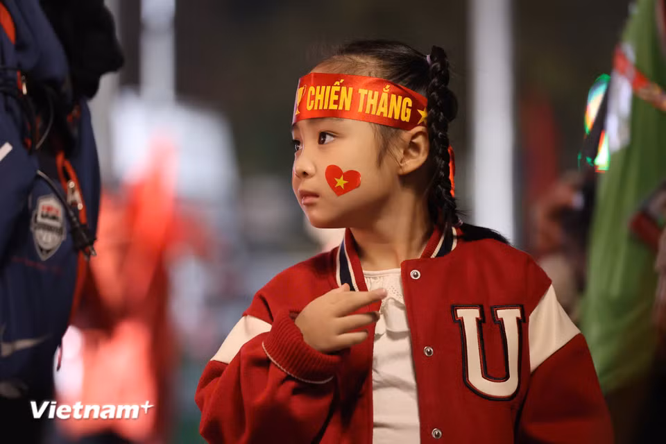 Cổ động viên nhí cũng hòa chung không khí sôi động. (Ảnh: Hoài Nam/Vietnam+)