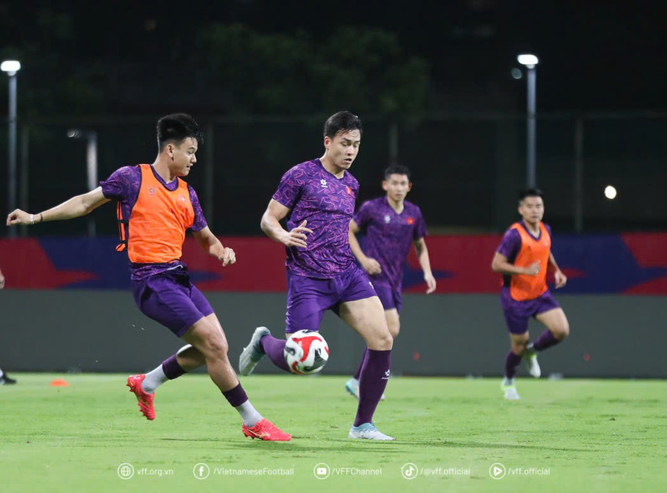 Thời điểm này đang là mùa mưa tại "Quốc đảo Sư tử," thời tiết không quá nóng nực nhưng lại có độ ẩm cao với những cơn mưa nhỏ dai dẳng. (Nguồn: VFF)