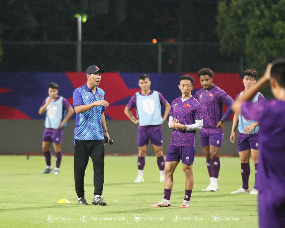 Mặc dù vậy, thầy trò HLV Kim Sang-sik vẫn giữ tinh thần lạc quan và tích cực chuẩn bị cho trận bán kết lượt đi với chủ nhà Singapore. (Nguồn: VFF)