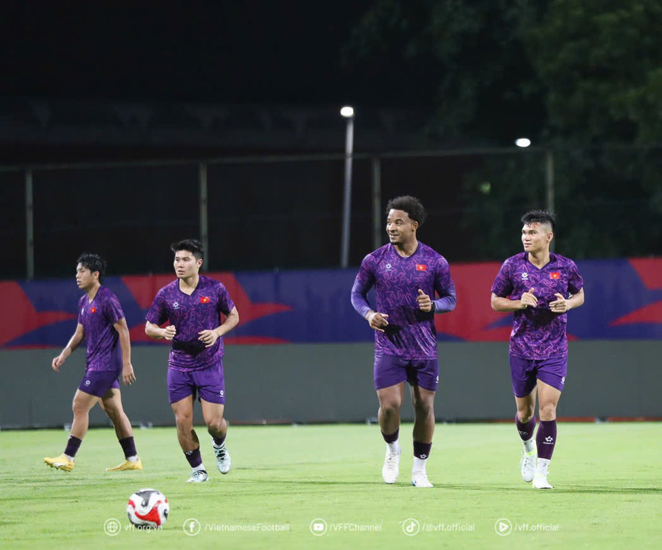 Sau khi ổn định nơi lưu trú, Đội tuyển Việt Nam đã có buổi tập nhẹ vào tối 23/12 tại sân Bishan, Singapore. (Nguồn: VFF)