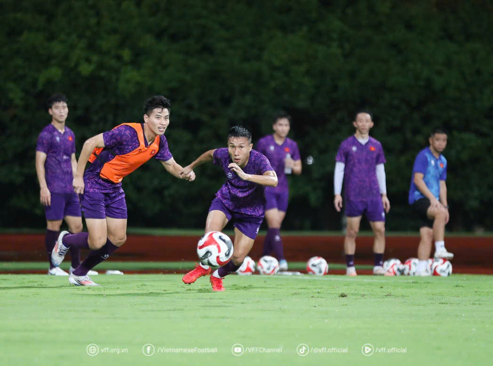Tiền vệ trụ cột tuyến giữa Doãn Ngọc Tân cũng đã trở lại tập luyện sau khi ngồi ngoài ở lượt trận cuối vòng bảng. (Nguồn: VFF)