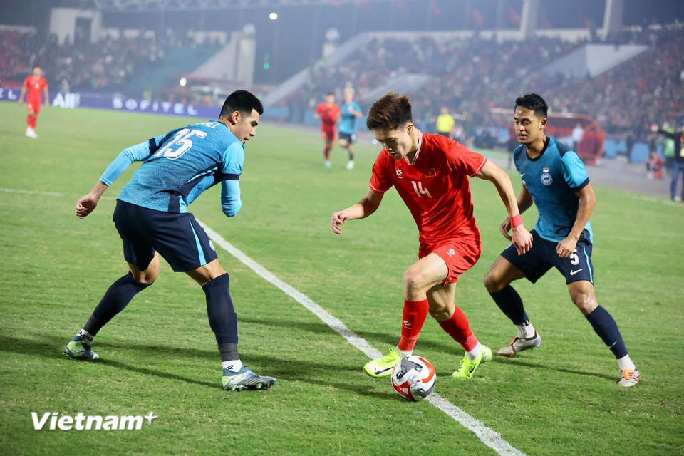 Phút thứ 62, Hoàng Đức thực hiện pha pressing và giành được bóng từ thủ môn đối phương. (Ảnh: Hoài Nam/Vietnam+)