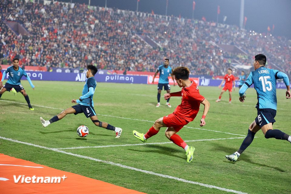 Tiền vệ của Thể Công-Viettel tự tin đi bóng qua hai cầu thủ đối phương trước khi chuyền bóng thuận lợi cho Xuân Son. (Ảnh: Hoài Nam/Vietnam+)