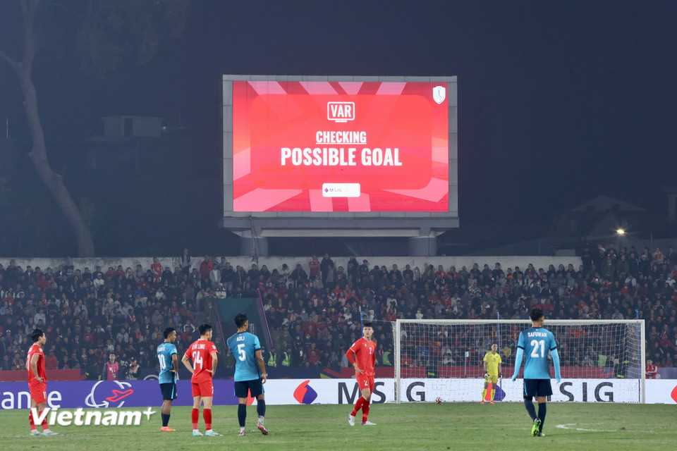 Phút thứ 10, đội bóng Singapore đưa bóng vào lưới thủ môn Đình Triệu. Tuy nhiên sau khi tham khảo VAR, trọng tài quyết định không công nhận bàn thắng. (Ảnh: Hoài Nam/Vietnam+)