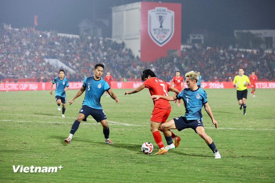 Văn Vĩ bị phạm lỗi trong vòng cấm và tuyển Việt Nam được hưởng quả phạt đền thứ 2 trong trận. (Ảnh: Hoài Nam/Vietnam+)