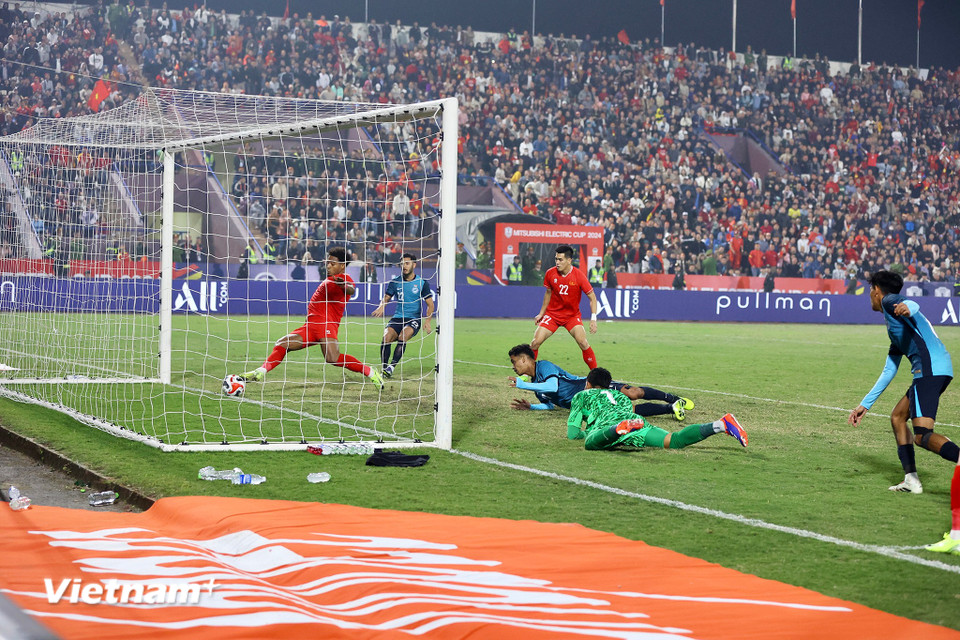 Chân sút gốc Brazil dễ dàng đệm bóng cận thành, hoàn tất cú đúp và nâng tỷ số lên 2-0 cho "Binh đoàn Rồng Vàng." (Ảnh: Hoài Nam/Vietnam+)