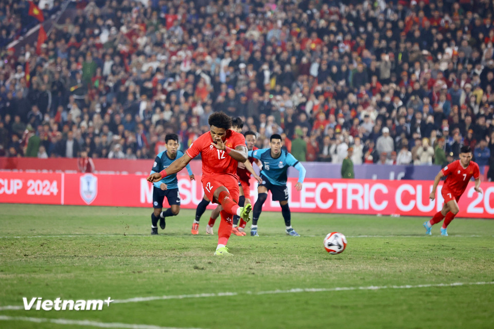 Trên chấm phạt đền, Xuân Son lạnh lùng ghi bàn mở tỷ số cho Đội tuyển Việt Nam. (Ảnh: Hoài Nam/Vietnam+)