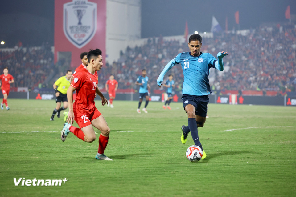 Đến phút thứ 72, đội khách Singapore có bàn rút ngắn tỷ số xuống còn 1-2. (Ảnh: Hoài Nam/Vietnam+)