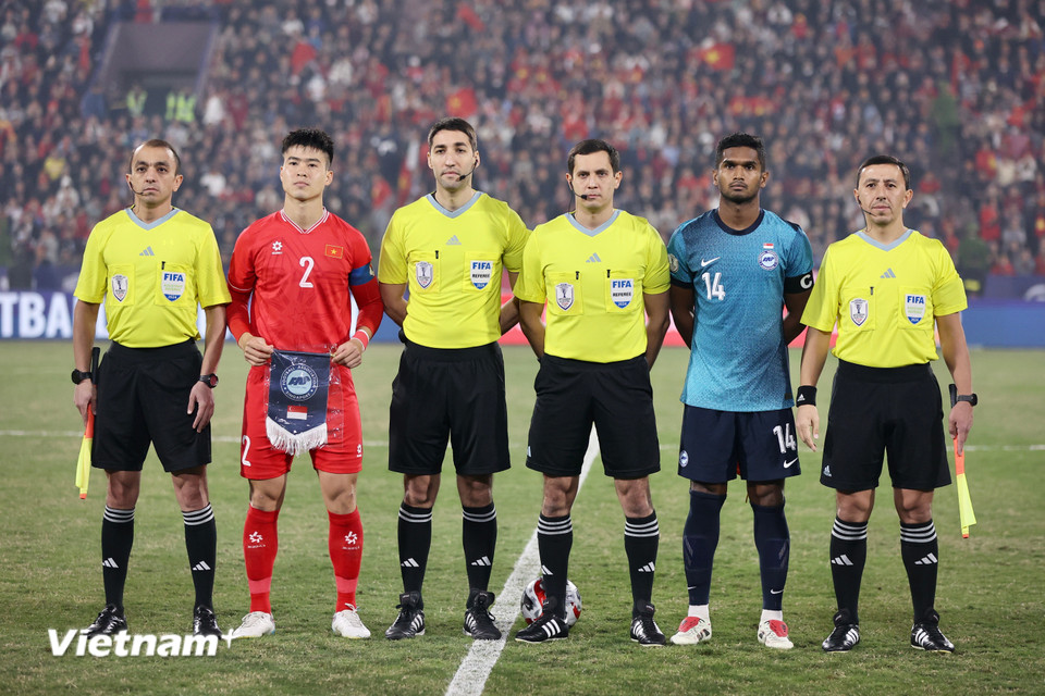 Lợi thế 2 bàn dẫn trước ở lượt đi giúp Đội tuyển Việt Nam (áo đỏ) chủ động hơn ở trận bán kết lượt về. (Ảnh: Hoài Nam/Vietnam+)