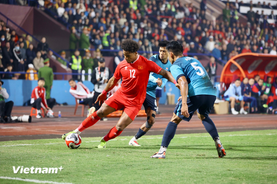 Xuân Son với nền tảng thể chất vượt trội tiếp tục "làm khổ" hàng thủ của đối phương. (Ảnh: Hoài Nam/Vietnam+)