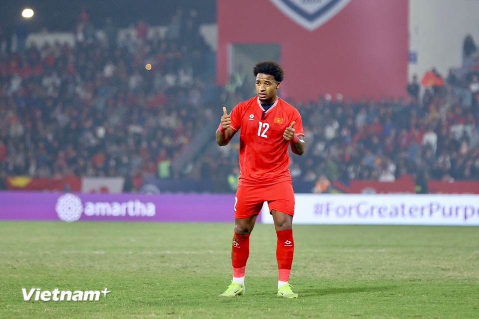 Đến phút 40, Xuân Son bị phạm lỗi trong vòng cấm, dẫn đến áo của cầu thủ mang áo số 12 bị rách. (Ảnh: Hoài Nam/Vietnam+)