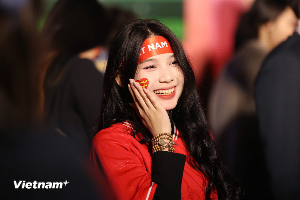 Nữ cổ động viên "xinh như hoa" làm nóng không khí tại sân vận động trước giờ bóng lăn. (Ảnh: Hoài Nam/Vietnam+)