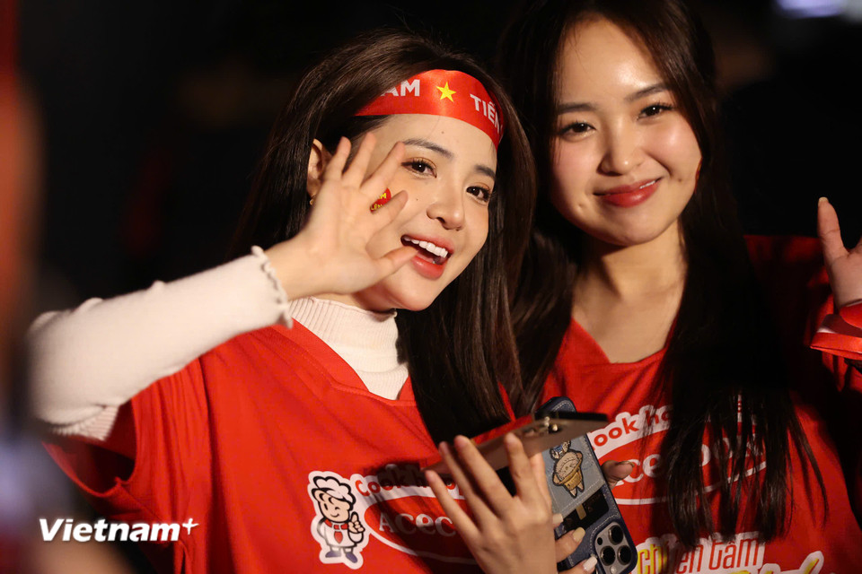 Những "bông hồng" xinh đẹp tiếp sức cho đoàn quân của huấn luyện viên Kim Sang-sik. (Ảnh: Hoài Nam/Vietnam+)