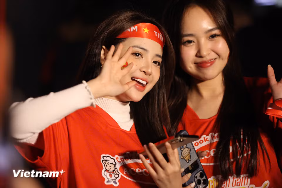 Những "bông hồng" xinh đẹp tiếp sức cho đoàn quân của huấn luyện viên Kim Sang-sik. (Ảnh: Hoài Nam/Vietnam+)