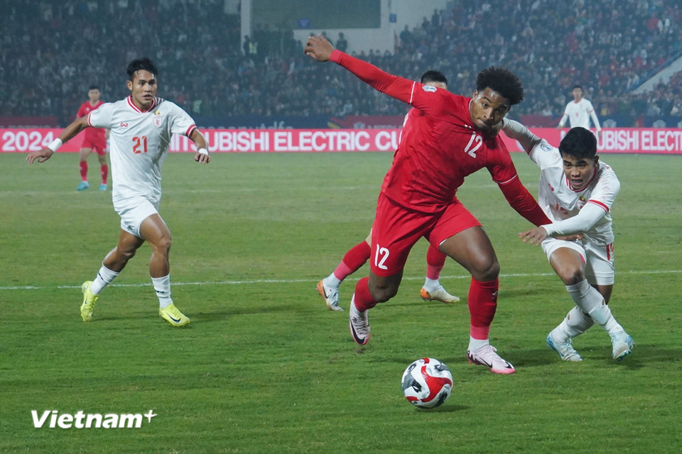 Gửi "lời chào" đến các đối thủ tại Đông Nam Á với pha tỳ đè vượt trội. (Ảnh: Việt Anh/Vietnam+)