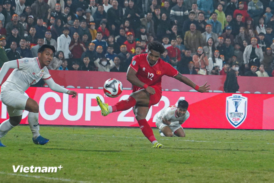 Lập siêu phẩm bằng chân không thuận khiến cầu trường sân Việt Trì "bùng nổ." (Ảnh: Việt Anh/Vietnam+)