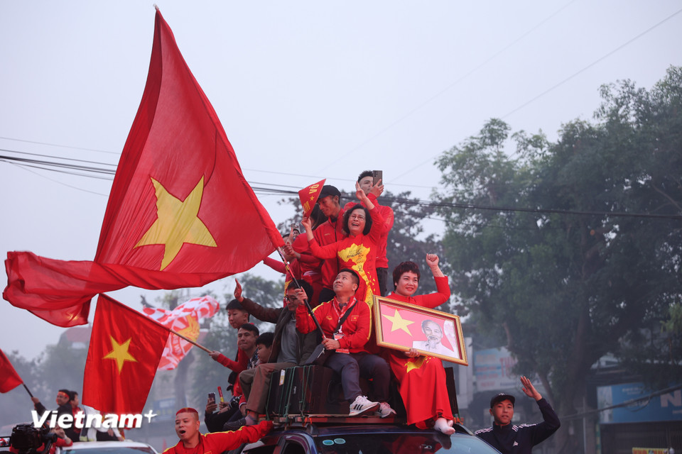 Không khí ngày một "nóng" hơn khi cận kề thời điểm bắt đầu trận đấu. (Ảnh: Hoài Nam/Vietnam+)