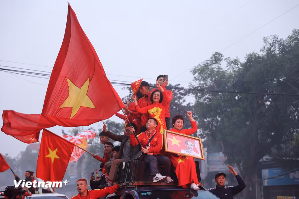 Không khí ngày một "nóng" hơn khi cận kề thời điểm bắt đầu trận đấu. (Ảnh: Hoài Nam/Vietnam+)