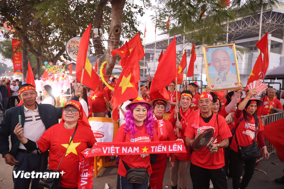Các cổ động viên mong chờ một chiến thắng của Đội tuyển Việt Nam. (Ảnh: Hoài Nam/Vietnam+)