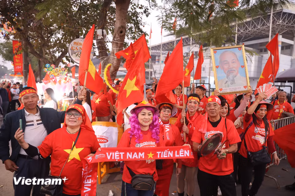 Các cổ động viên mong chờ một chiến thắng của Đội tuyển Việt Nam. (Ảnh: Hoài Nam/Vietnam+)