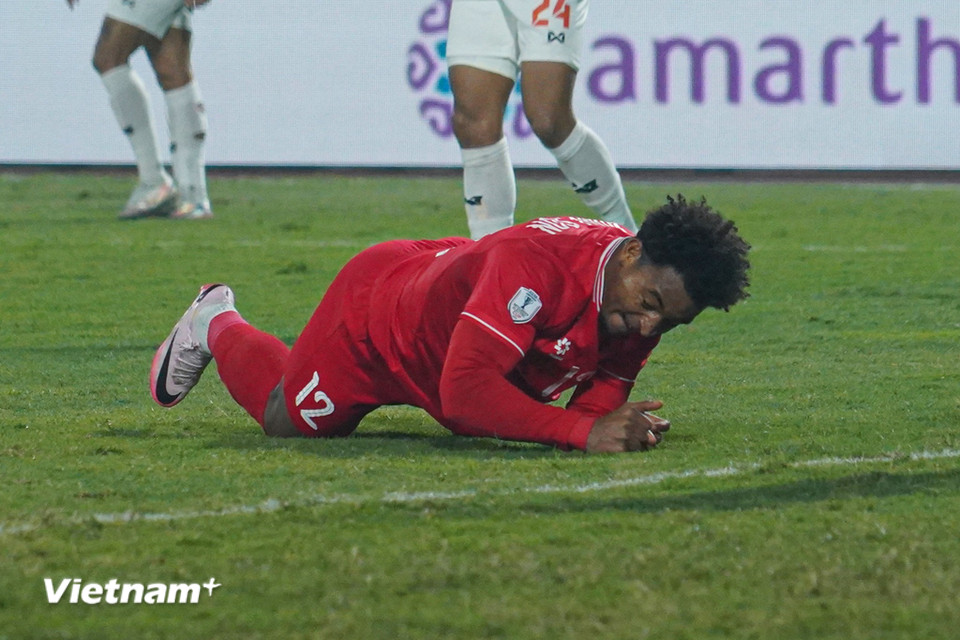 Đấm mạnh lên mặt cỏ sau khi bỏ lỡ cơ hội. (Ảnh: Việt Anh/Vietnam+)