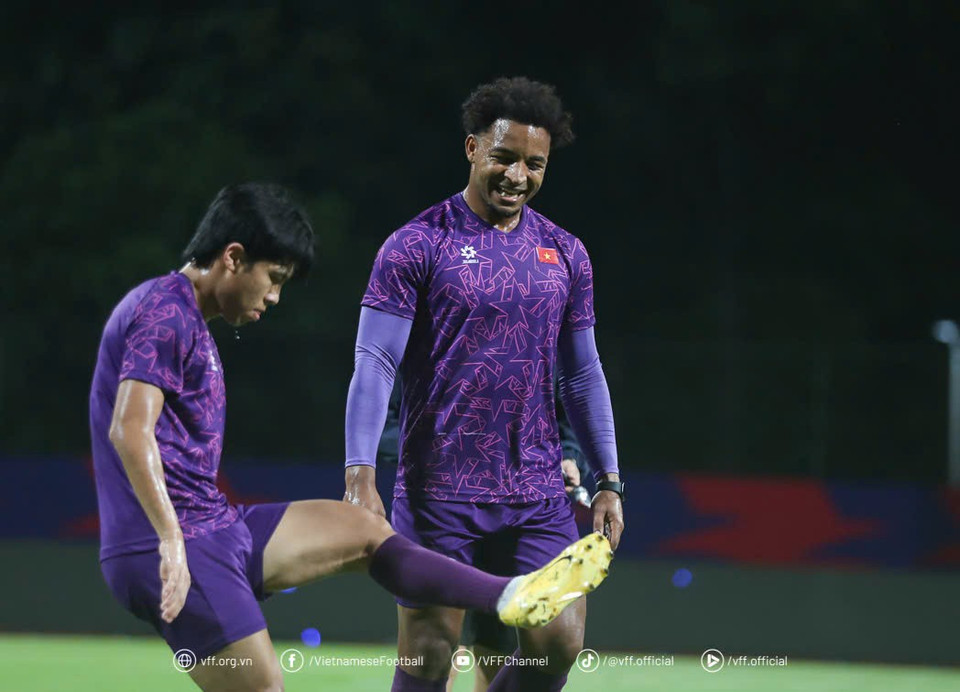 Xuân Son tươi cười trong buổi tập đầu tiên. (Nguồn: VFF)