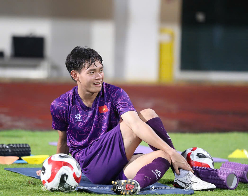 Chân sút trẻ Bùi Vĩ Hào nỗ lực để tiếp tục "ghi điểm" với HLV Kim Sang-sik. (Nguồn: VFF)