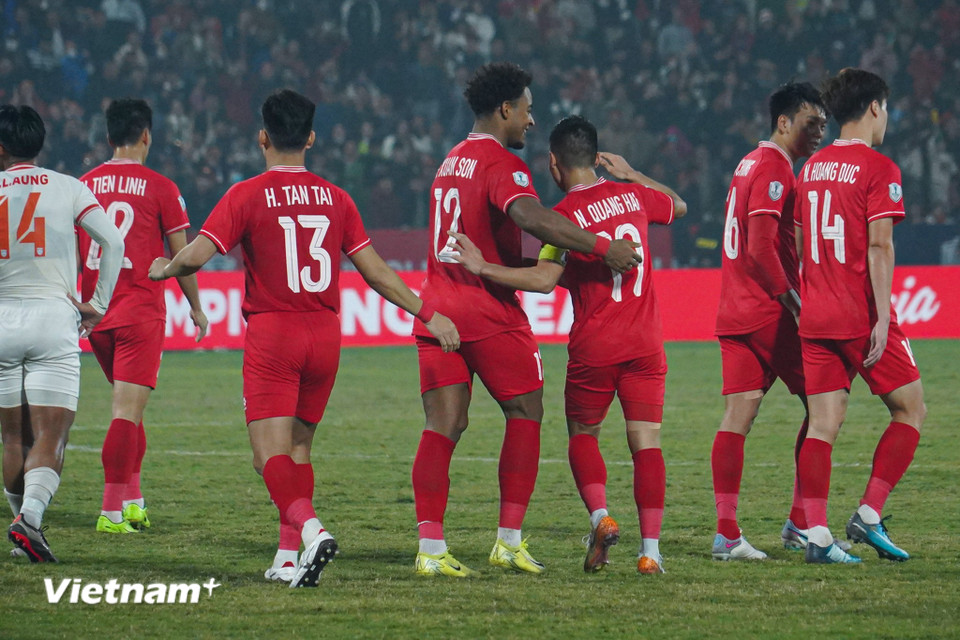 Chia vui cùng "Hải con" ở bàn thắng thứ 3 của Đội tuyển Việt Nam. (Ảnh: Việt Anh/Vietnam+)