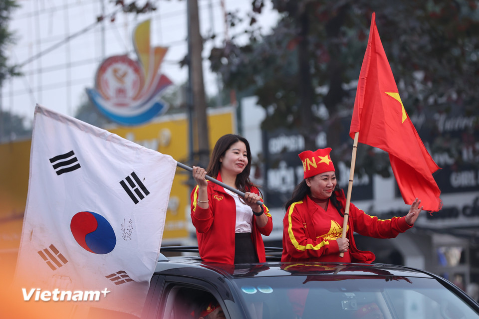 Sức "nóng" của trận bán kết thu hút cả những cổ động viên nước ngoài. (Ảnh: Hoài Nam/Vietnam+)