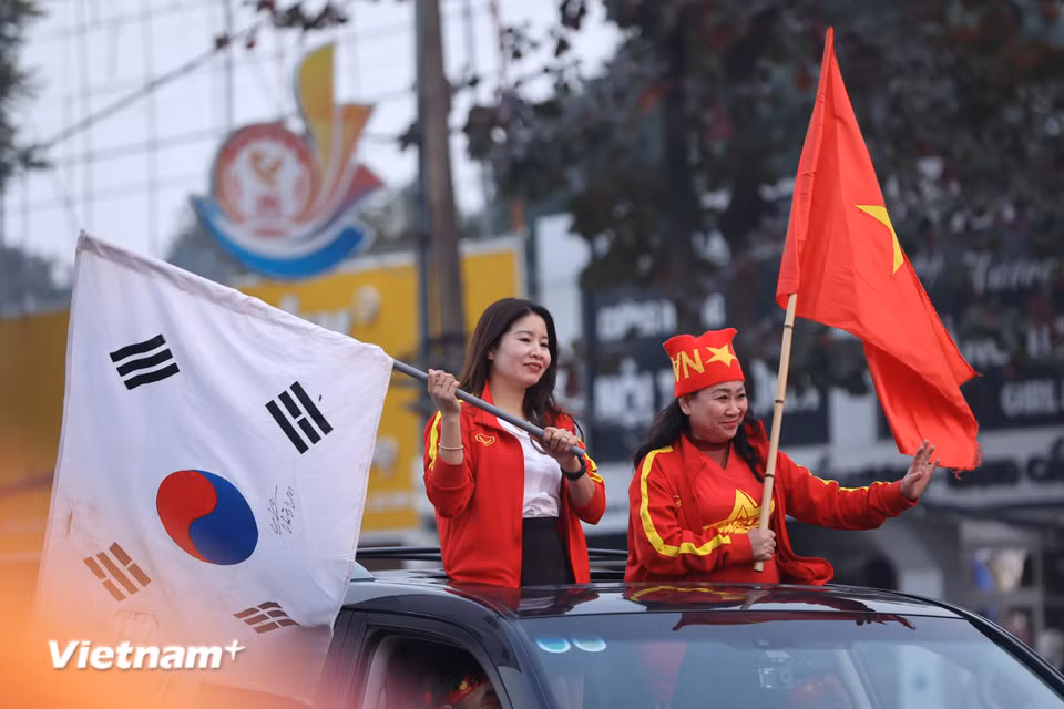 Sức "nóng" của trận bán kết thu hút cả những cổ động viên nước ngoài. (Ảnh: Hoài Nam/Vietnam+)