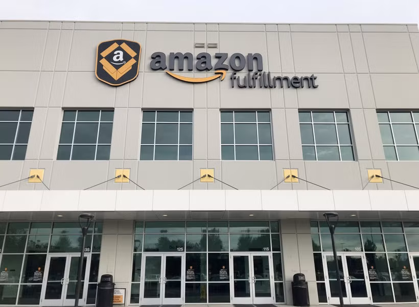 Trung tâm logistics của Tập đoàn thương mại điện tử Amazon. (Ảnh: Kyodo/TTXVN)