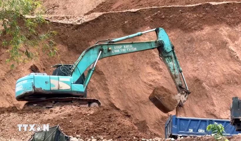 Các phương tiện, máy móc được huy động để tập trung thi công dự án xử lý chống sạt lở trước mùa mưa bão. (Ảnh: Tá Chuyên/TTXVN)