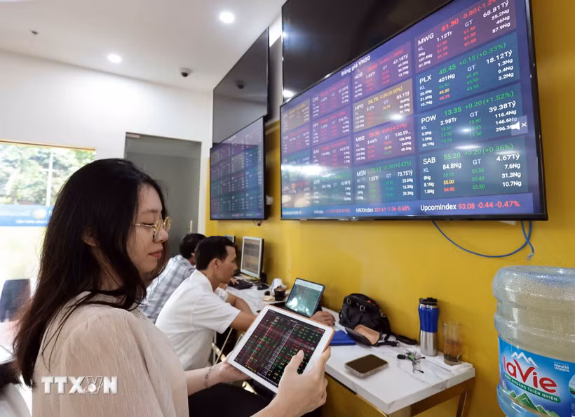 Khách hàng giao dịch chứng khoán. (Ảnh: Trần Việt/TTXVN)