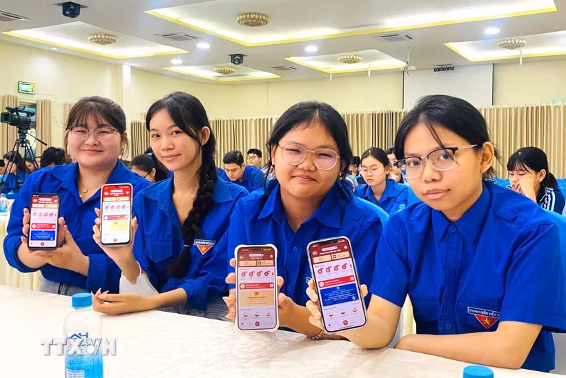Báo cáo viên Công an tỉnh Tây Ninh hướng dẫn sử dụng ứng dụng VNeID, dịch vụ công trực tuyến. (Ảnh: Đức Hạnh/TTXVN)