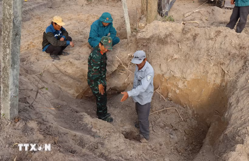 Lực lượng chức năng trên địa bàn tỉnh Quảng Ngãi tìm kiếm, quy tập hài cốt liệt sỹ. (Ảnh: Phạm Cường/TTXVN)