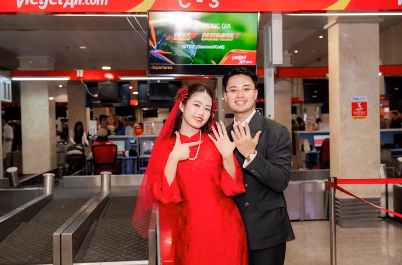 Cô dâu, chú rể cùng gia đình và phi hành đoàn lưu lại khoảnh khắc đặc biệt, khép lại hành trình đưa dâu trên không bằng những nụ cười và lời chúc hạnh phúc.