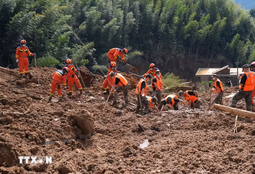 Lực lượng cứu hộ tìm kiếm nạn nhân tại khu vực sạt lở sau mưa lớn ở huyện Toại Xuyên, tỉnh Giang Tây, Trung Quốc ngày 6/9/2026. (Ảnh: THX/TTXVN phát)