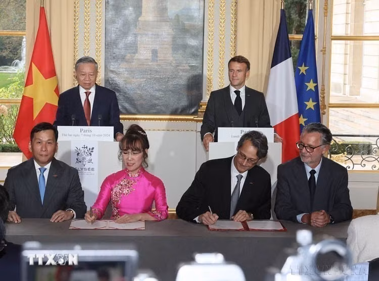 Tổng Bí thư, Chủ tịch nước Tô Lâm và Tổng thống Pháp Emmanuel Macron chứng kiến Chủ tịch Hội đồng quản trị Công ty Cổ phần Hàng không VietjetAir Nguyễn Thị Phương Thảo cùng Tổng Giám đốc Đinh Việt Phương và Tổng giám đốc tập đoàn Safran Oliver Andriès cùng Tổng Giám đốc CFM International Gael Méheust ký kết Hợp đồng cung cấp động cơ và dịch vụ bảo dưỡng động cơ cho 200 máy bay thân hẹp (Pháp, 7/10/2024). (Ảnh: Trí Dũng/TTXVN)